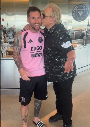 Lionel Messi durante su encuentro con Carlos Villagrán, el actor que personificó a Quico en el Chavo del 8 (Captura video)