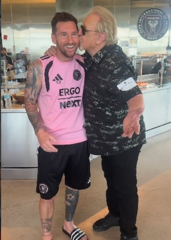 Lionel Messi durante su encuentro con Carlos Villagrán, el actor que personificó a Quico en el Chavo del 8 (Captura video)