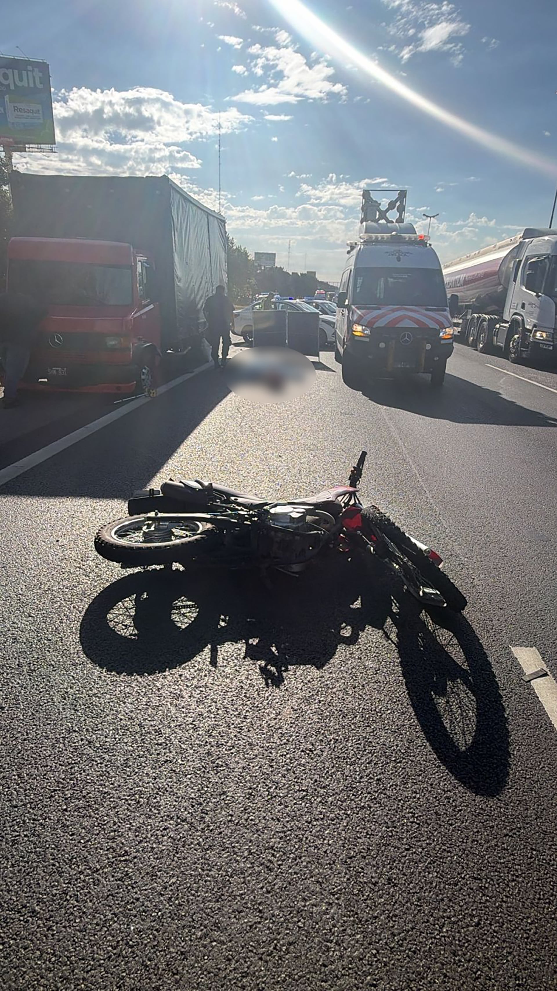 Personal de la concesionaria Autopistas del Sol y servicios de emergencia asistieron en el lugar del siniestro, que obligó a obstruir el carril lento y la banquina externa