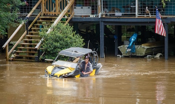 Louisiana, Mississippi, Alabama, Georgia y Texas quedaron bajo advertencia por lluvias intensas, crecidas fluviales y riesgo de desbordes. (David Grunfeld/The Times-Picayune/The New Orleans Advocate via AP)