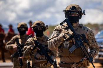 Soldados custodian la visita del