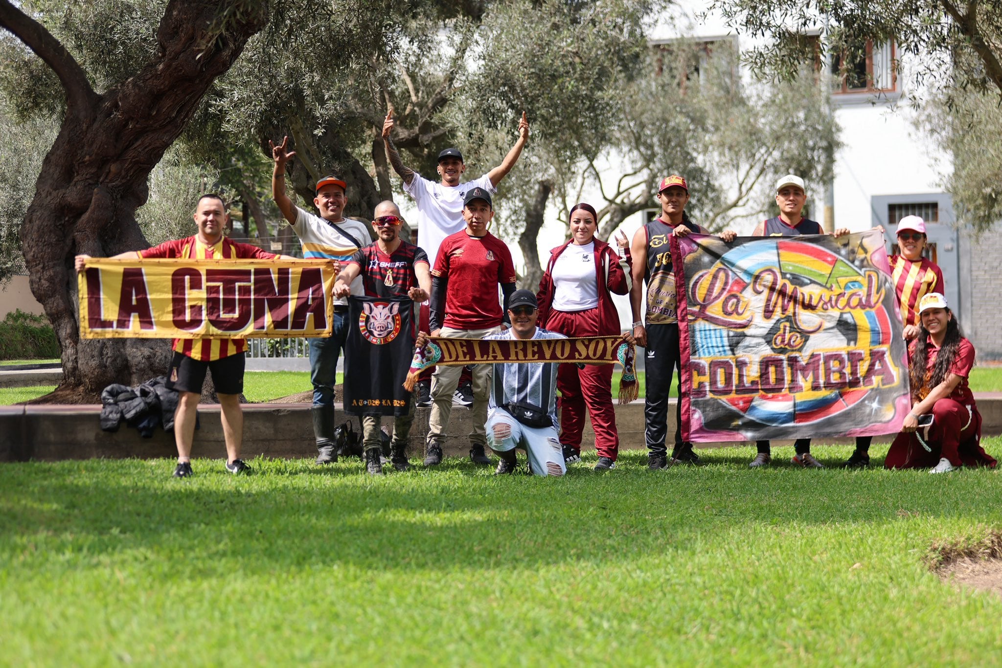 Hinchas del Deportes Tolima se dirigen al Estadio Monumental para alentar a su equipo. Crédito: X Deportes Tolima.