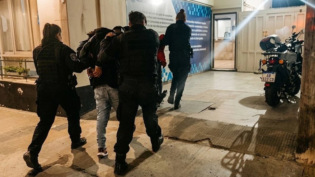La Policía recuperó la mercadería sustraída y aprehendió a dos sospechosos (Fuente: La Capital)