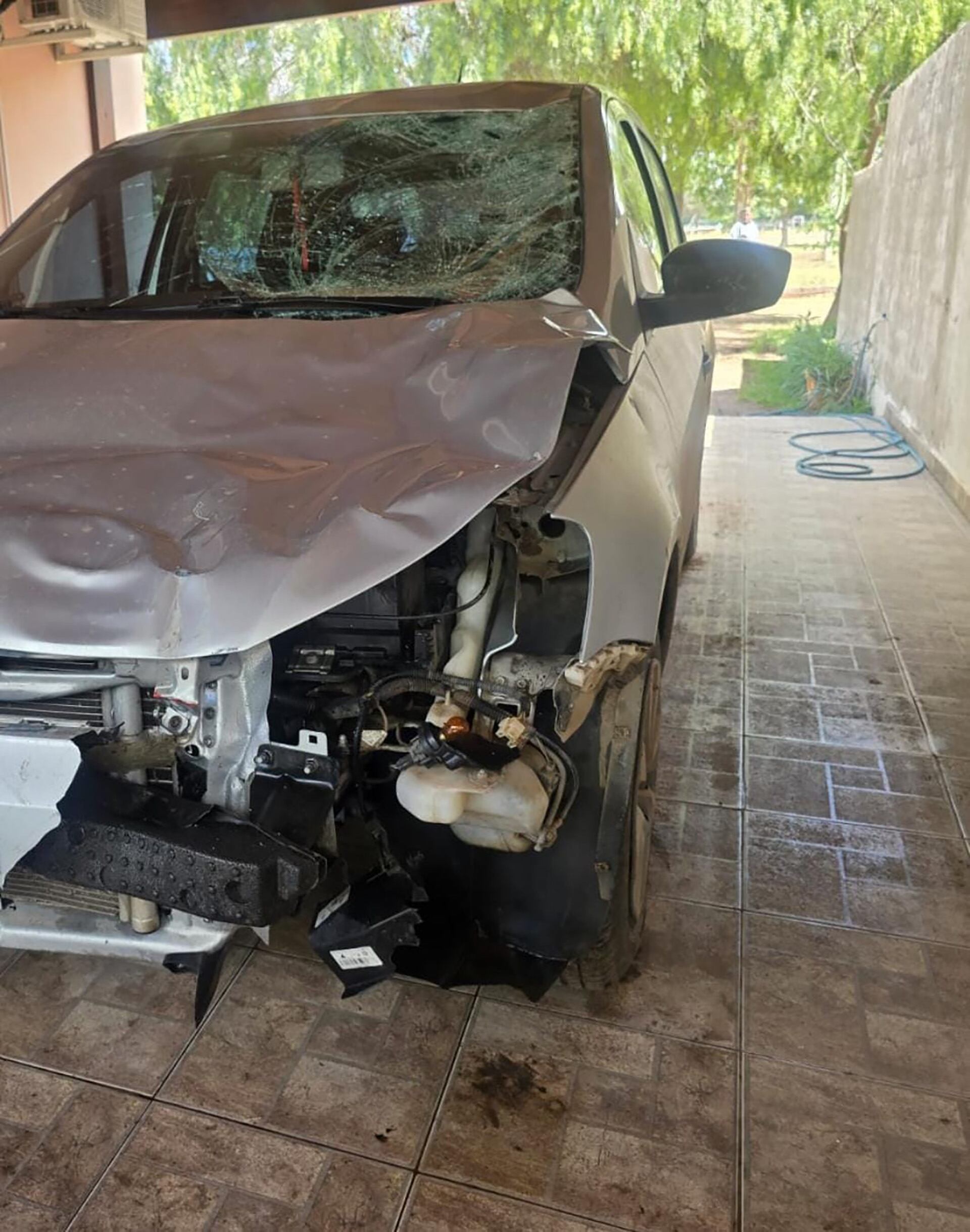 Así quedó el auto luego de atropellar a la ciclista de 26 años en Colonia Caroya