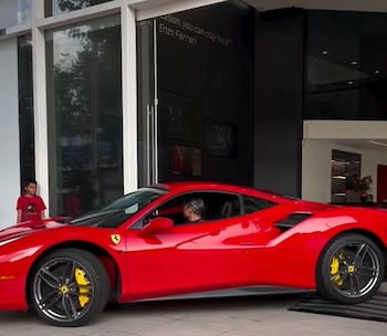 El flamante automóvil de lujo,