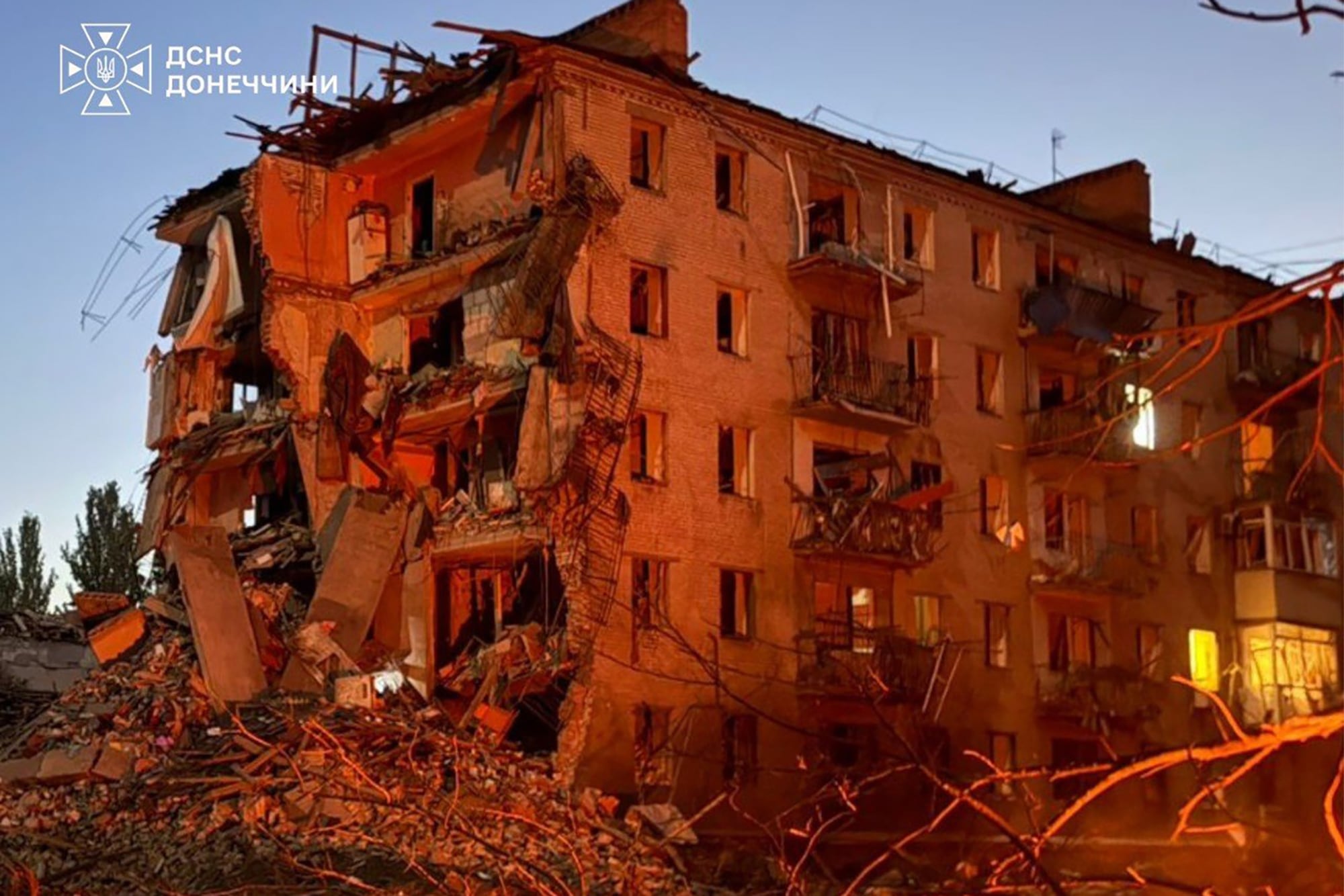 Un edificio residencial dañado por una bomba guiada rusa en el centro de Sloviansk, región de Donetsk (Ukrainian Emergency Service via AP)