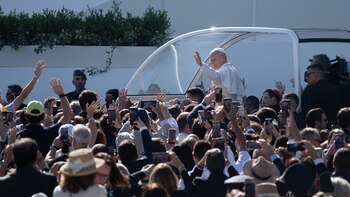 “Lo alcé como si fuese el Rey León”: el papa León XIV continúa la tradición de bendecir a decenas de bebés en su visita a Madrid