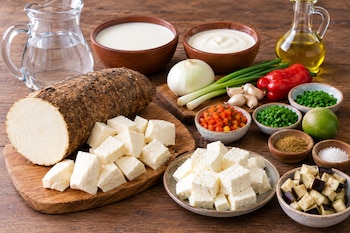 Ingredientes del mote de queso. Algunas recetas incluyen berenjenas - crédito VisualesIA