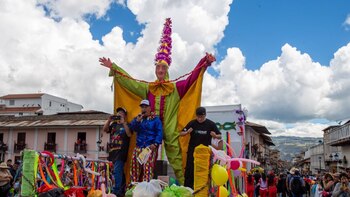 Con desfiles, danzas y ferias,