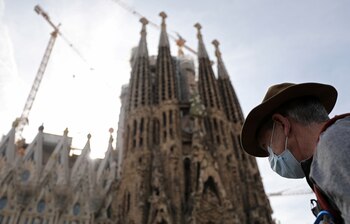 Un turista cerca a la