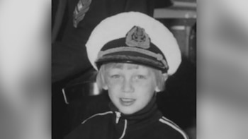 La foto acertijo: ¿Quién es este niño que jugaba con seres imaginarios y llegó a convertirse en una estrella del cine de acción?