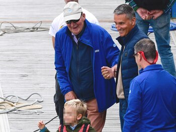 Juan Carlos, sonriente junto a