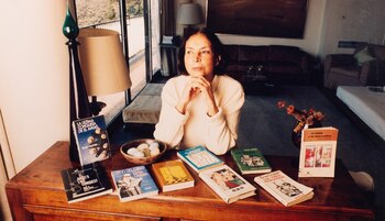 Elvira Orphée posando con sus