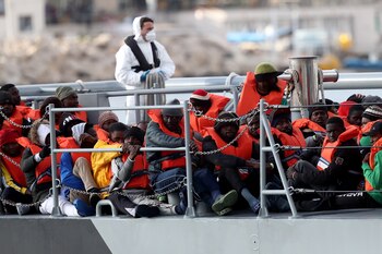 Un barco con migrantes rescatados