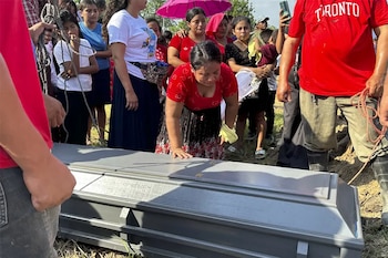 Familiares y vecinos despidieron entre lágrimas a las víctimas de la masacre en Rigores, Trujillo. (FOTO: Proceso Digital)