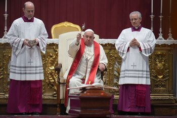 El papa Francisco rocía el
