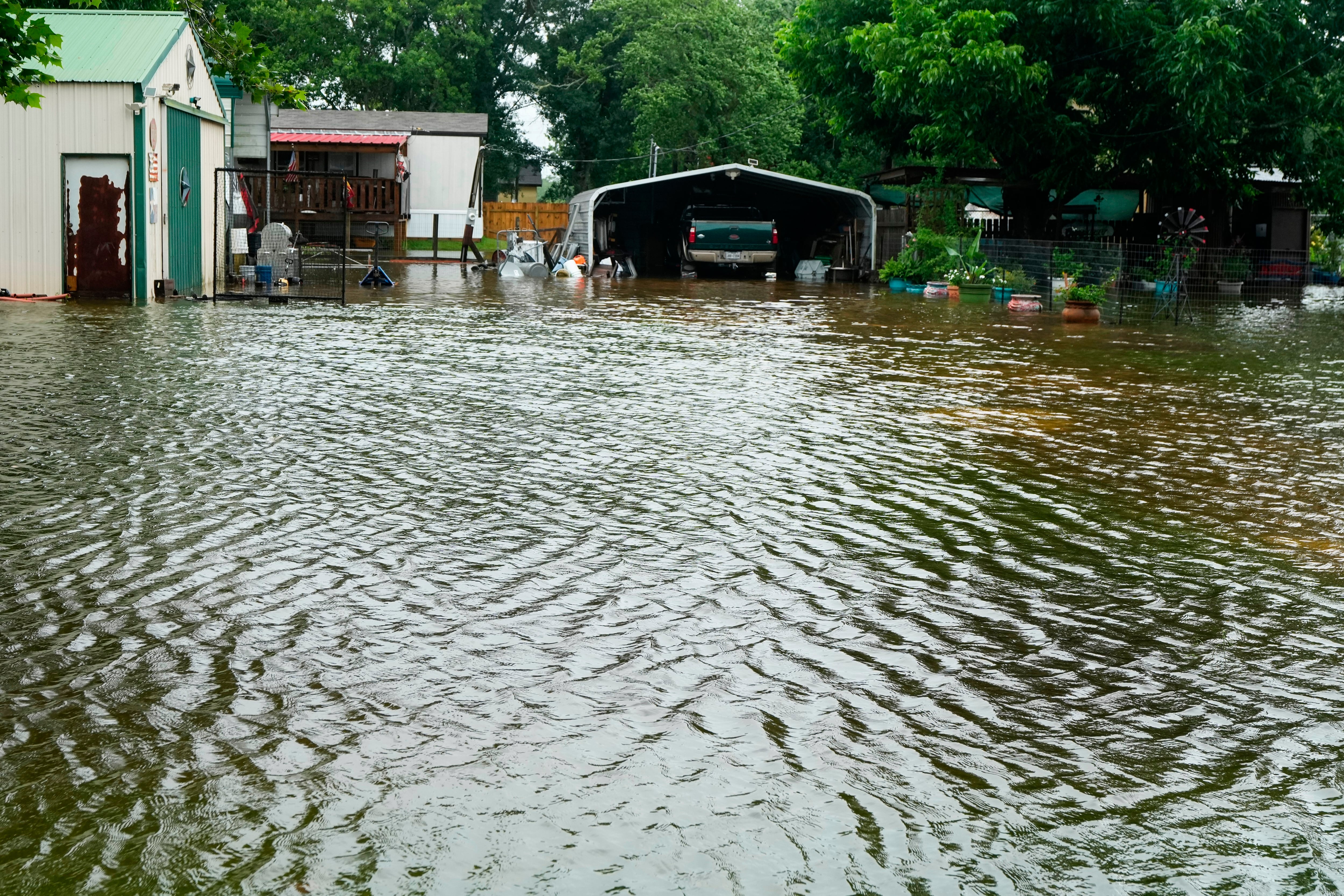 El NWS pidió evitar carreteras anegadas, seguir los canales oficiales y respetar las evacuaciones ante la emergencia por inundaciones. (Brett Coomer/Houston Chronicle via AP)