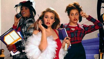 Tres mujeres jóvenes, vestidas con moda de los 90, posan sosteniendo teléfonos plegables y carpetas, con expresiones pensativas y serias