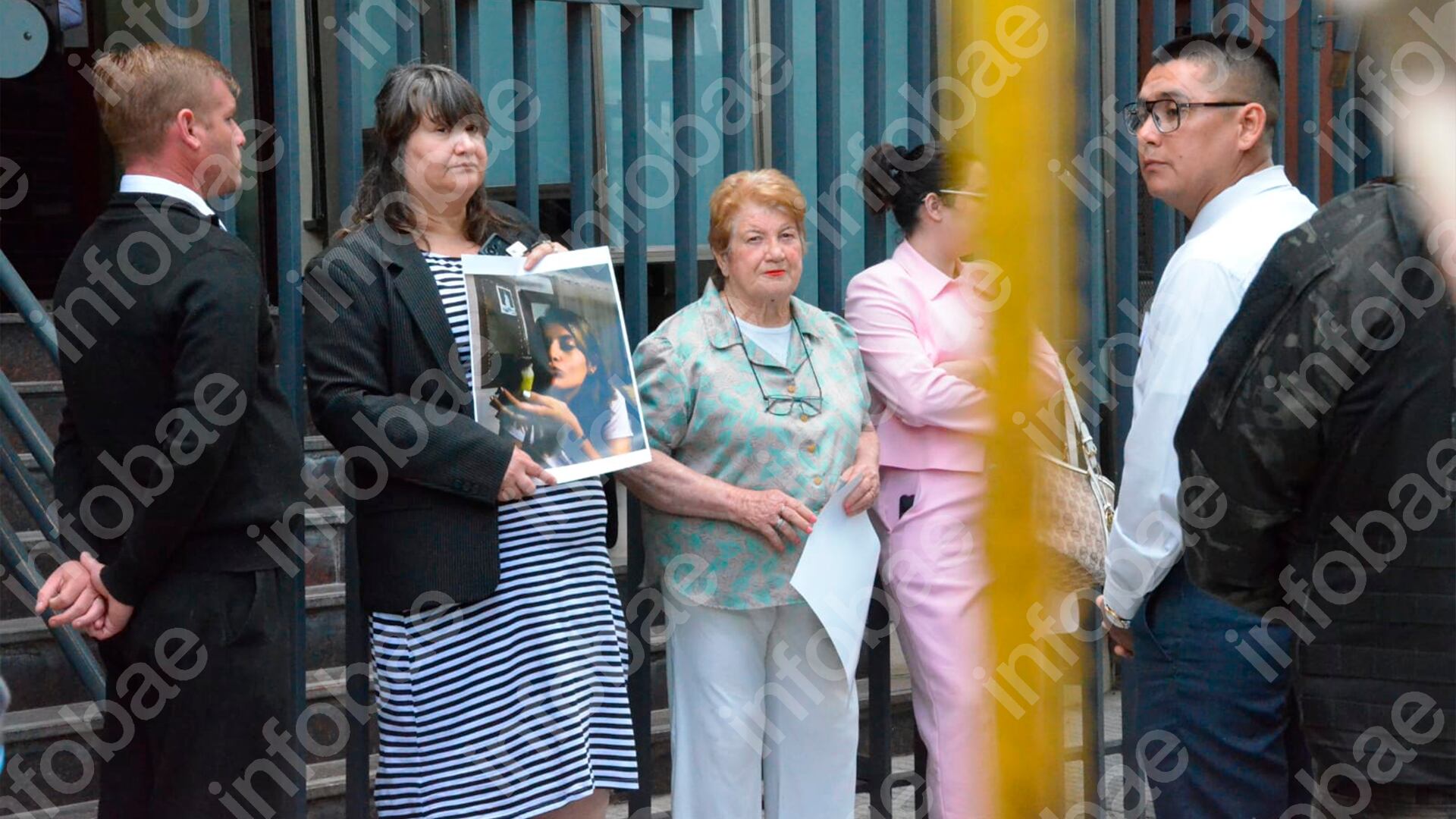 Madre y abuela de Cecilia con una foto de ella antes de ingresar a declarar