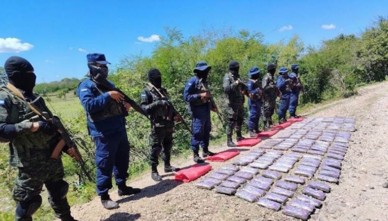 Los tres sospechosos escondieron seis sacos con droga entre la vegetación antes de abrir fuego contra los militares. (Cortesía: Ejército de Nicaragua)