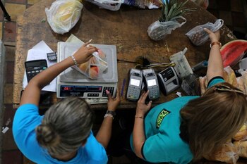 Foto de archivo. Pagos con dólares en Caracas, Venezuela. 22 de didiembre de 2020. . REUTERS/Manaure Quintero/