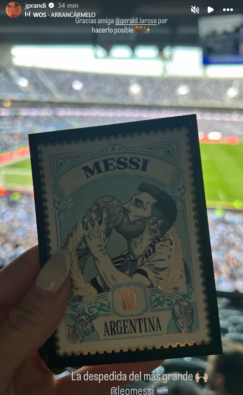 Julieta Prandi compartió desde la tribuna una estampita de Messi con la Copa del Mundo
