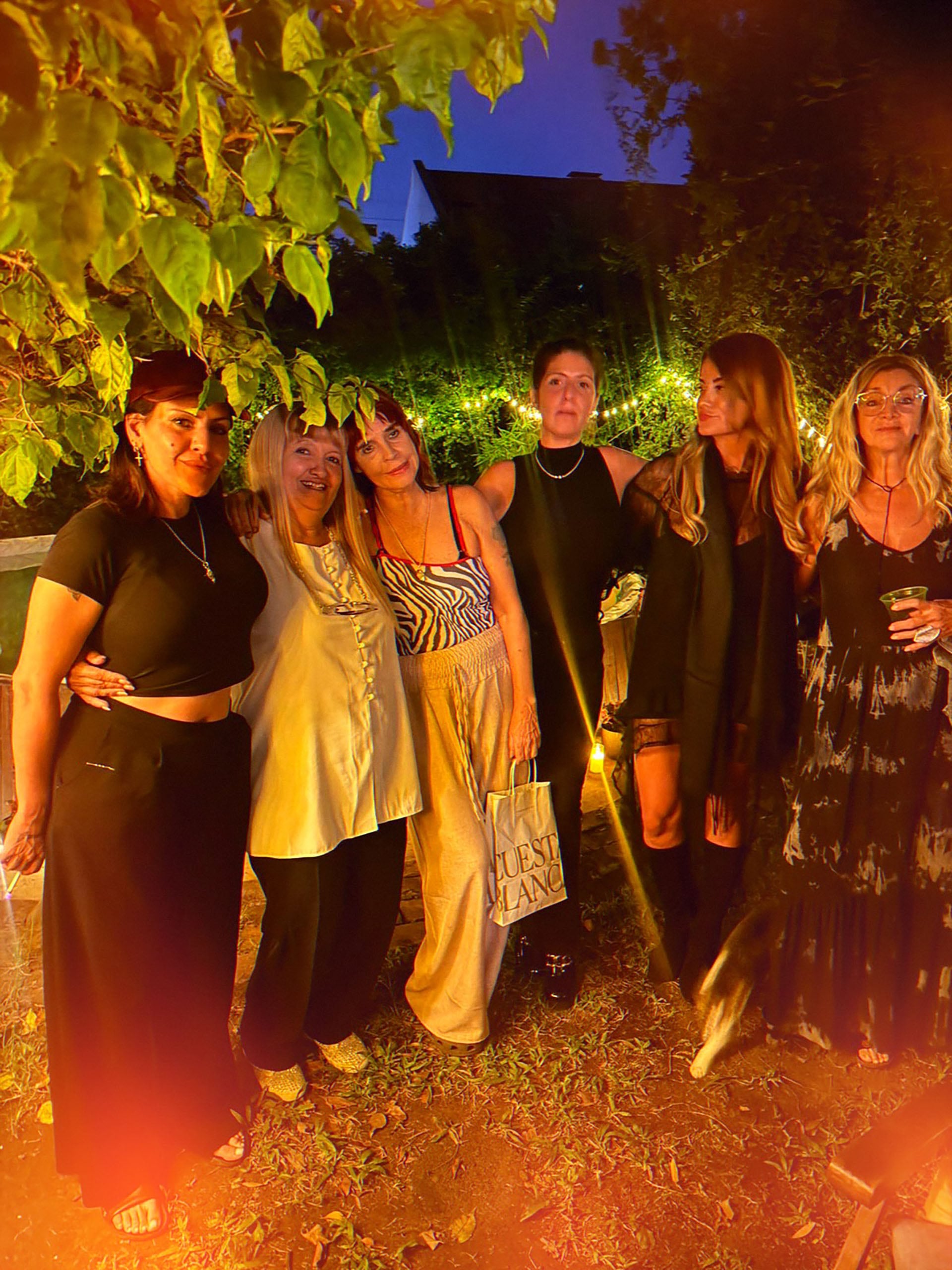 Cantilo junto a las invitada a su cumpleaños número 67