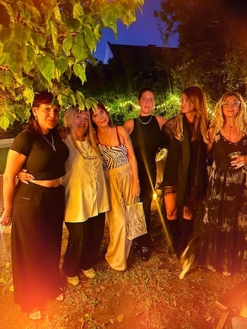 Cantilo junto a las invitada