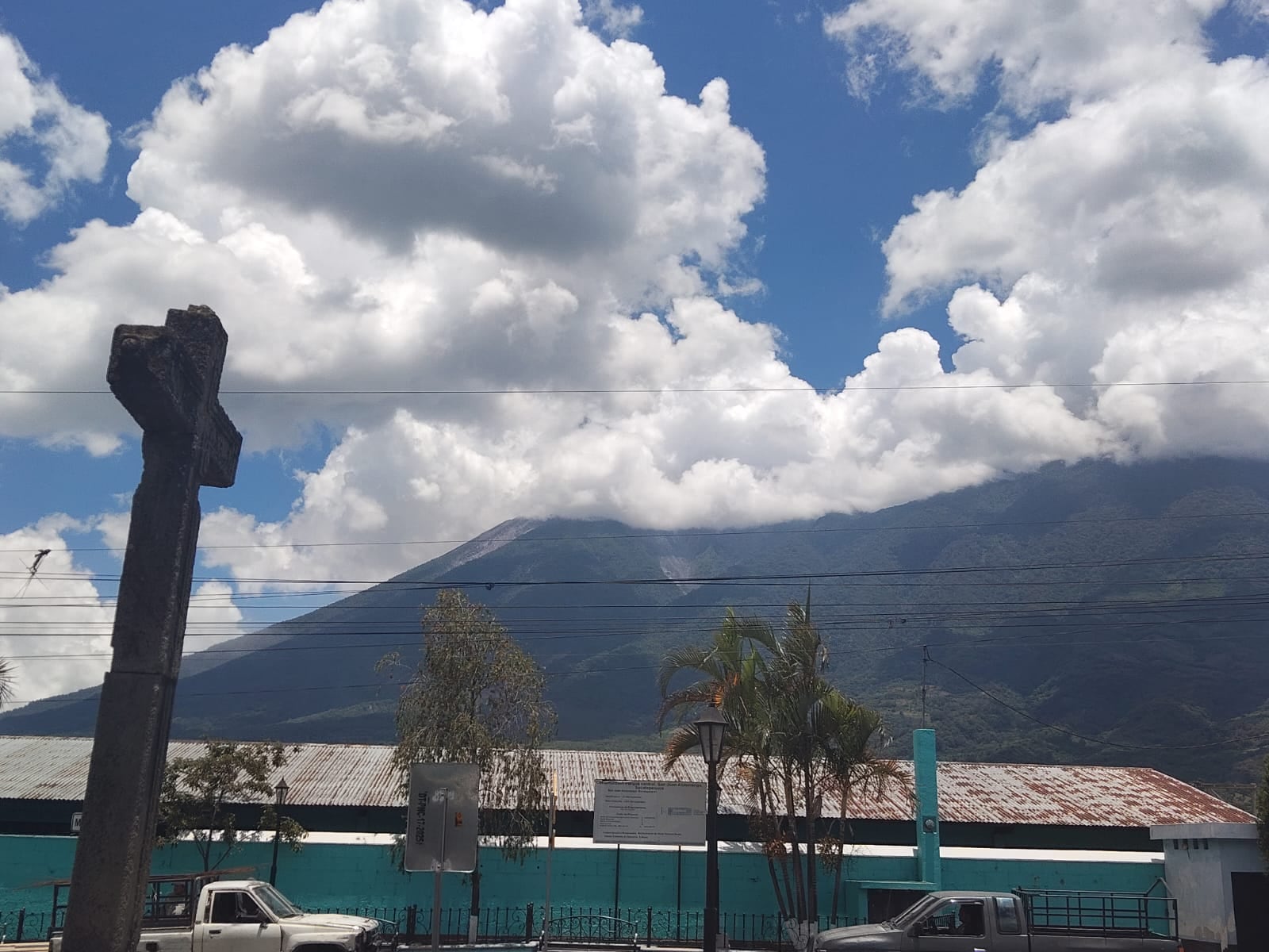 Decenas de familias regresaron a sus hogares en Guatemala tras dejar los albergues por la erupción del Volcán de Fuego. (Infobae América)