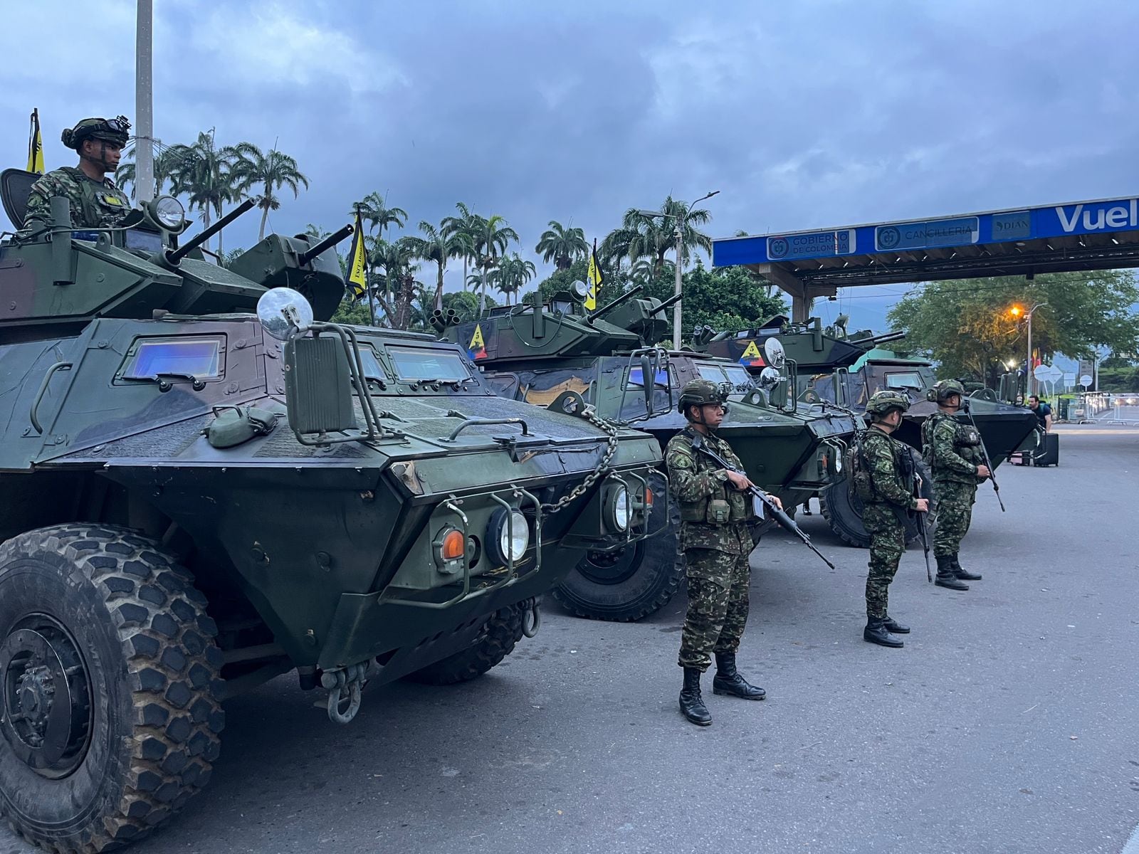 En la madrugada del 6 de enero, el Ejército Colombiano desplegó tanquetas en el puente Simón Bolívar - crédito Ejército Nacional