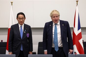 Boris Johnson, y su homólogo japonés, Fumio Kishida (REUTERS/Henry Nicholls/Pool)