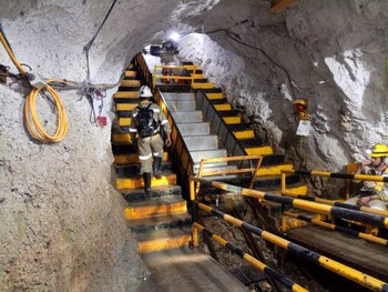 En 2018, dos jóvenes mineros,