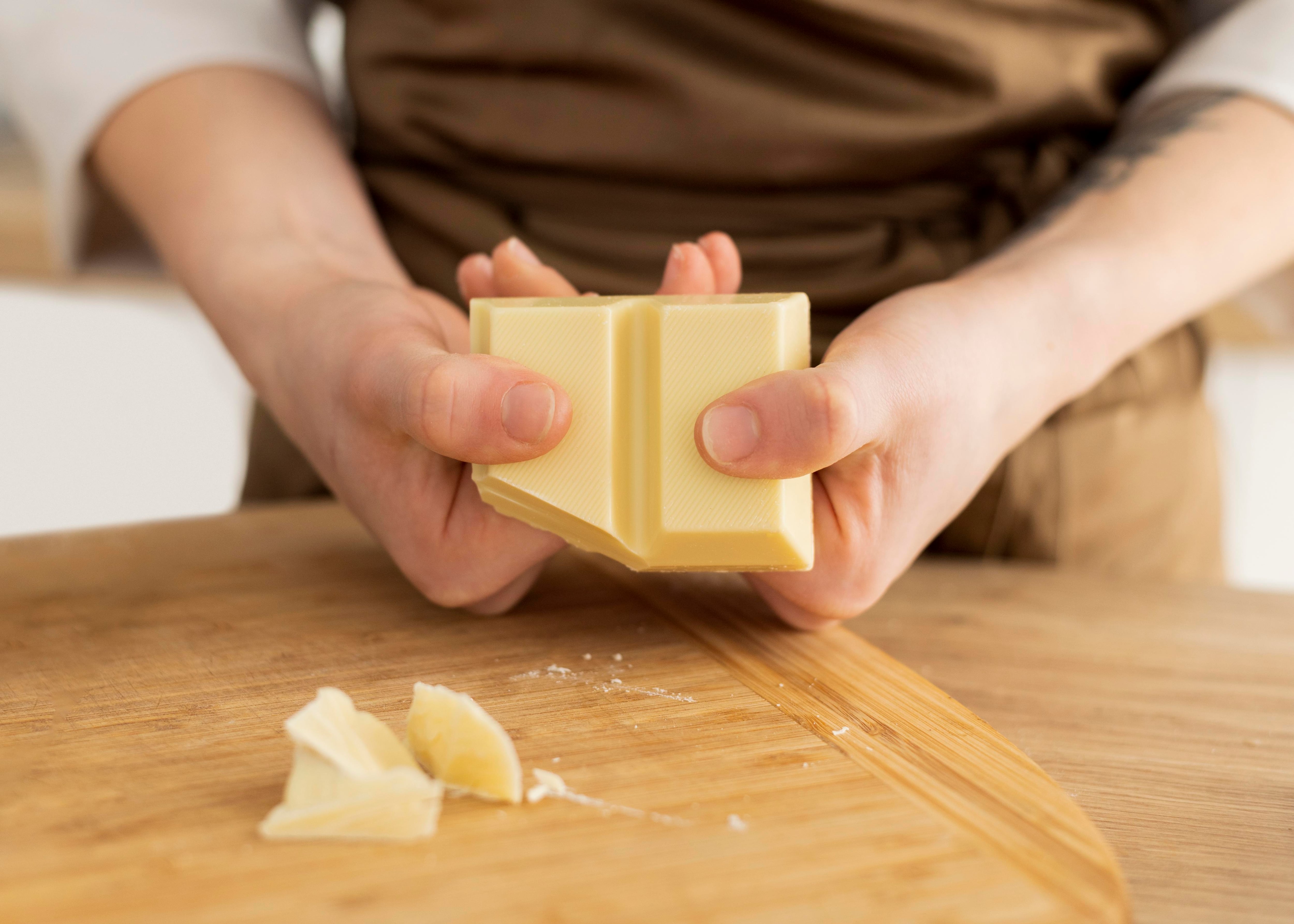 El chocolate blanco se elabora con manteca de cacao, la grasa que contiene el grano (Magnific)