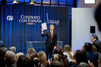 19/10/2026 El presidente del PP, Alberto Núñez Feijóo, durante su "Contrato con España", en Espacio Larra, a 19 de octubre de 2026, en Madrid (España). El documento se concibe como el "acta fundacional" de su proyecto político y recoge los principios rectores esenciales que guiarán su ejecutivo en caso de ganar las próximas elecciones generales del 29 de noviembre.
POLITICA
Gabriel Luengas - Europa Press