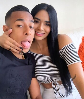 Sebastián Villa junto a Daniela