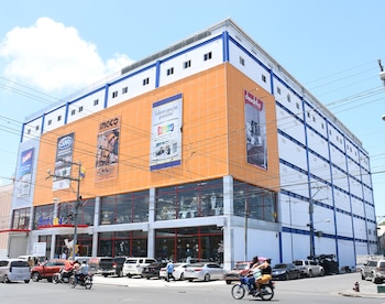 Establecimientos como Suplax, Shopping Center New World y Plaza Hope enfrentan cierres por incumplimientos estructurales, según el Ministerio de Vivienda de República Dominicana. Foto: DiarioDigitalRD