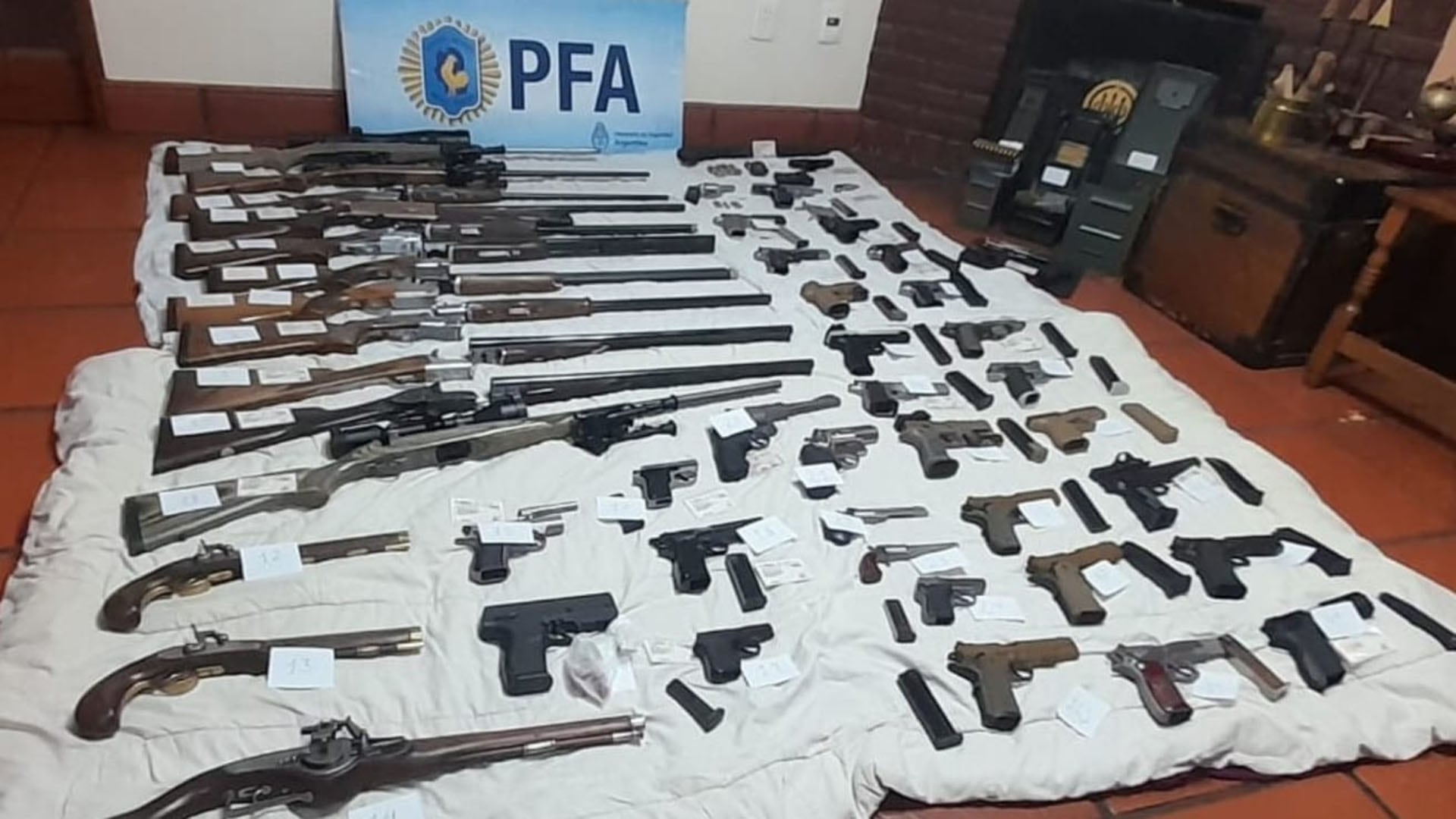 Gran cantidad de armamento de fuego, incluyendo rifles y pistolas, fue incautado en un operativo contra líderes de una banda que desviaba armas al mercado negro.