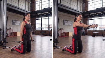 Dos fotografías de una mujer arrodillada que sujeta los agarres de una máquina de polea baja dentro de un gimnasio.