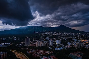 El ministro de Medio Ambiente, Fernando López, informó que una onda tropical favorecerá el incremento de la humedad en el territorio. (Cortesía: Secretaría de Prensa)
