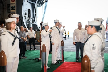 uan Carlos Orillac, ministro de la Presidencia de Panamá, participó en la recepción oficial a bordo del USS Nimitz, donde destacó la importancia de la cooperación internacional, la seguridad marítima y el fortalecimiento de las relaciones entre Panamá y Estados Unidos. Tomada de la Presidencia