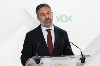 05/10/2026 El presidente de Vox, Santiago Abascal, durante una rueda de prensa, en la sede del Vox, a 5 de octubre de 2026, en Madrid (España). Abascal ha reaccionado al anuncio de Sánchez de adelantar las elecciones generales al próximo 29 de noviembre.
POLITICA
Diego Radamés - Europa Press