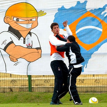 La recordada pelea entre Tevez y Marquinhos en 2005 (AFP PHOTO/Marcelo FERRELLI/Gazeta Press)