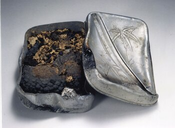 Una pequeña caja de lata