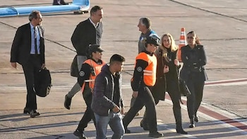 Manuel Adorni, Karina Milei y Horacio Marín en el aeropuerto de Neuquén