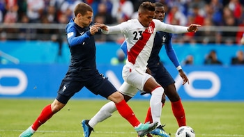 Pedro Aquino en un partido con Perú contra Francia, ante la marca de Antoine Griezmann y Paul Pogba. - créditos: REUTERS/Jason Cairnduff