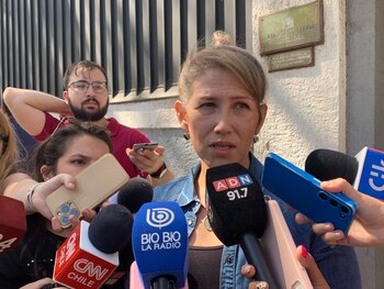 Guarequena Gutiérrez, opositora venezolana en Chile, habló con la prensa a la salida de la sede de la embajada de España en Santiago (Chile). EFE/ Javier Martín