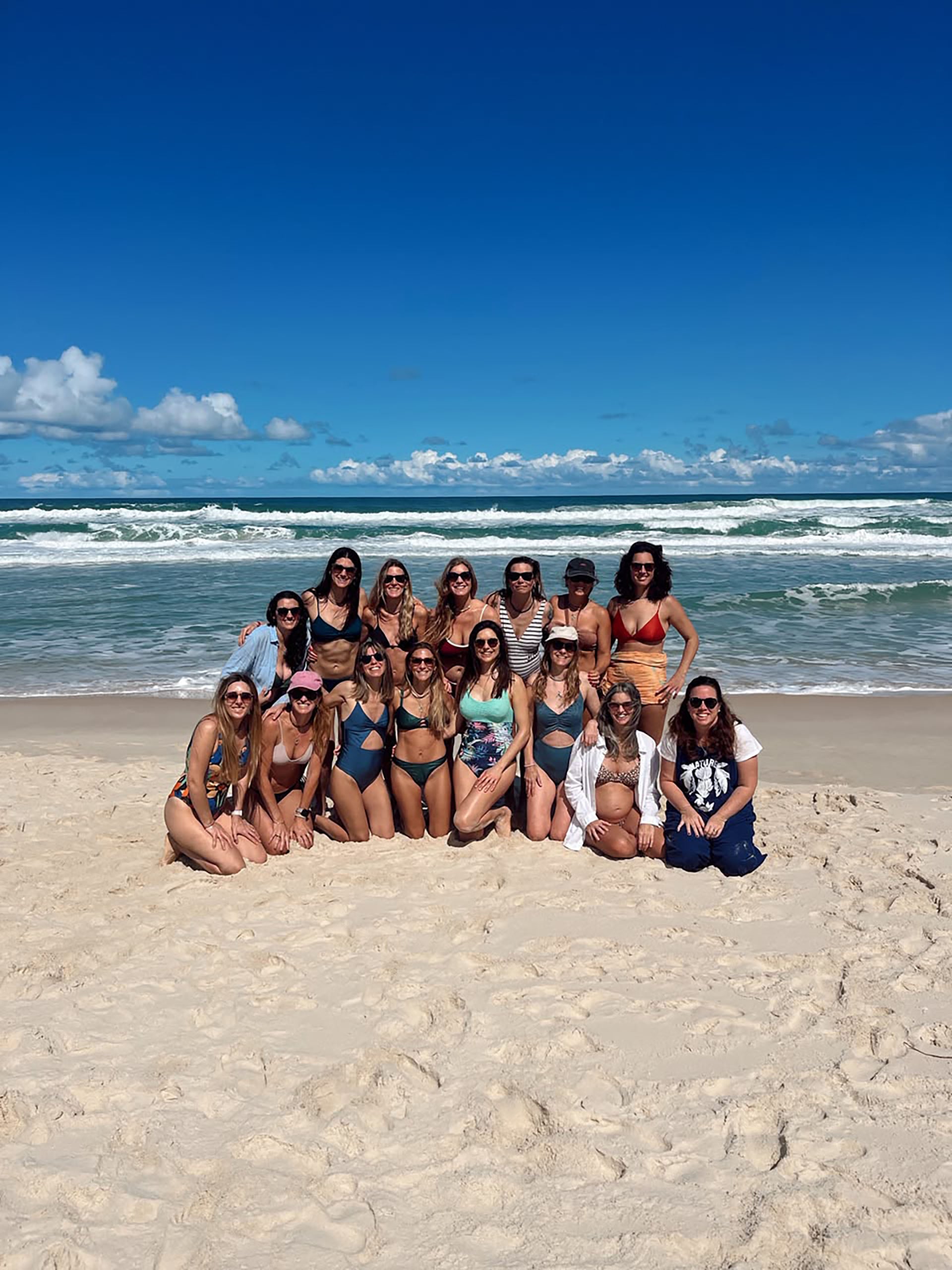 La amistad que comenzó en las aulas de un colegio de Mar del Plata terminó en una celebración única frente al mar de Río