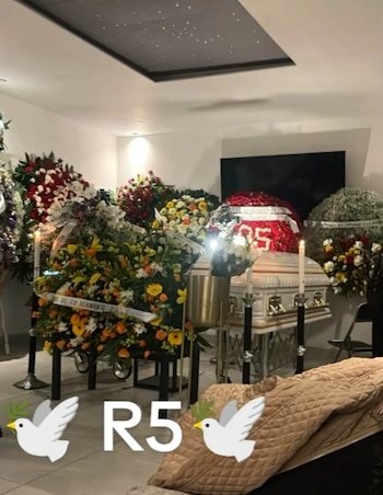 Coronas de flores y veladoras rodearon el féretro de Luis Enrique Barragán Chávez, El R5, durante su funeral en Los Reyes. (X @Diariodenarco)