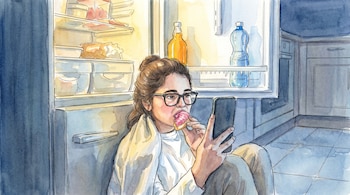 Ilustración acuarela de una mujer con gafas, envuelta en una manta, sentada en el suelo de la cocina comiendo un donut y mirando su móvil junto a una nevera abierta.
