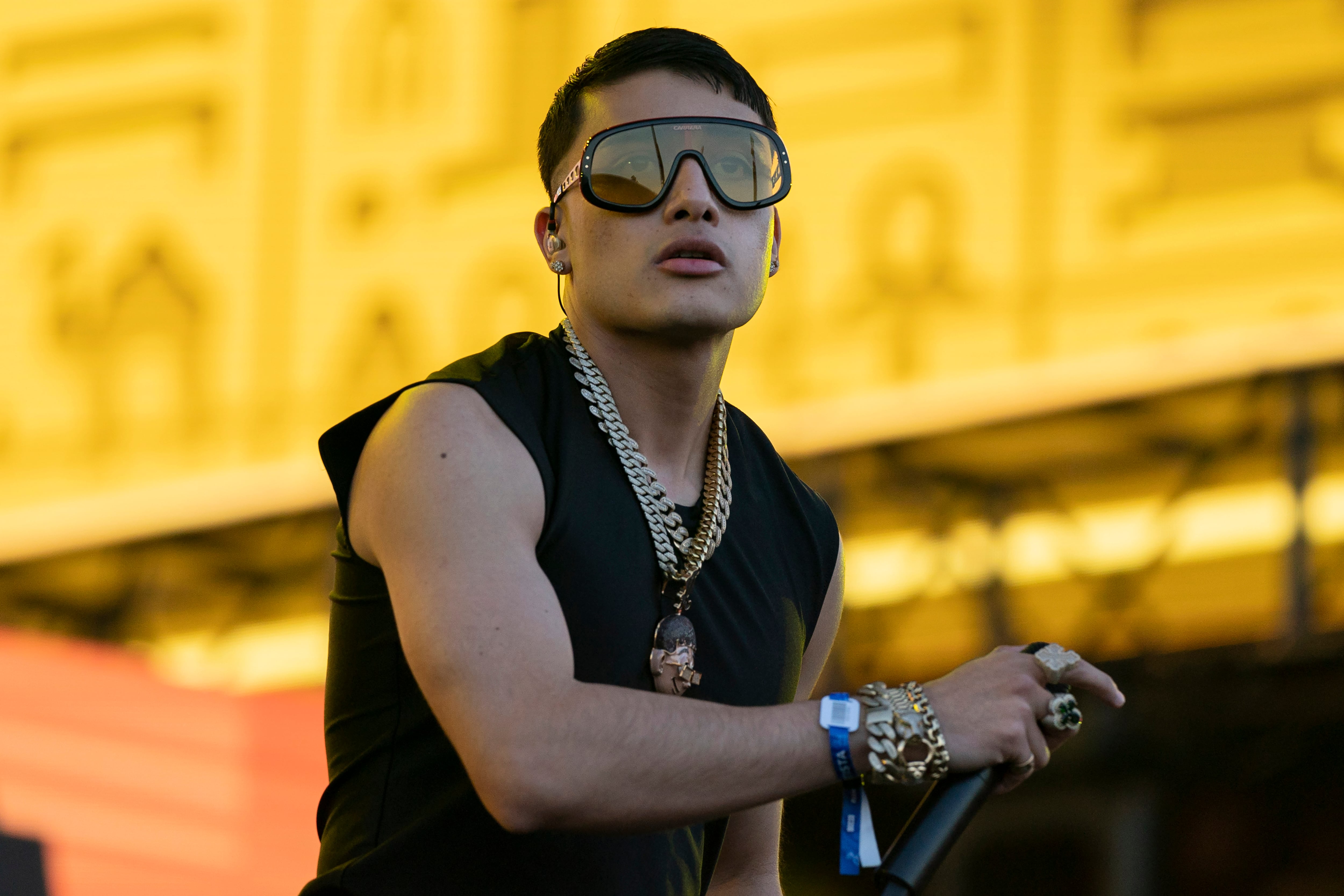 El cantante mexicano El Malilla durante su concierto en el Coca-Cola Flow Fest en la Ciudad de México el domingo 24 de noviembre de 2024. (Foto AP/Félix Márquez)